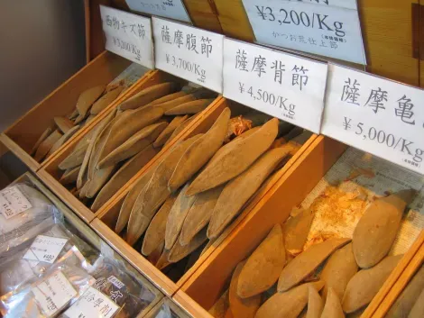 After a long process, dried bonito or katsuoboshi is obtained. In chips, it enters into the composition of the dashi.