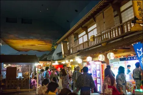 L'intérieur des bains du Oedo onsen monogatari à Tokyo