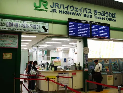 Guichet de réservation pour les bus de nuit de la gare de Tokyo