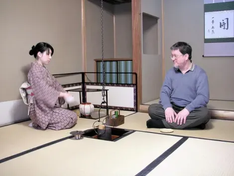 Exemple de cérémonie du thé dans une chashitsu