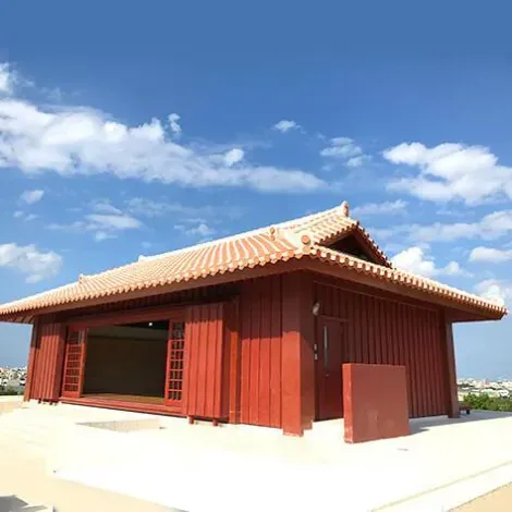 Le dojo spécial du musée du karaté à Okinawa, vu de l'extérieur