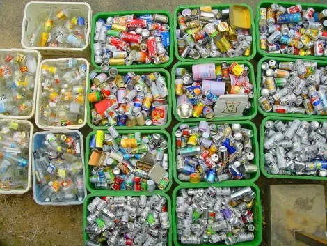 En Japón las latas y las botellas se reciclan.