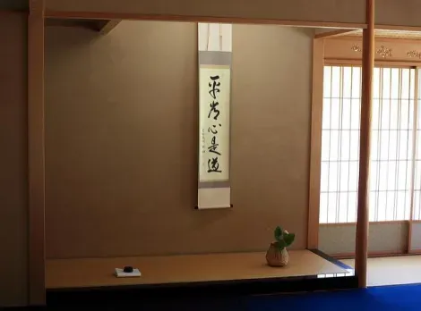 Un rouleau décoratif, kakejiku, est au centre de l'alcôve tokonoma
