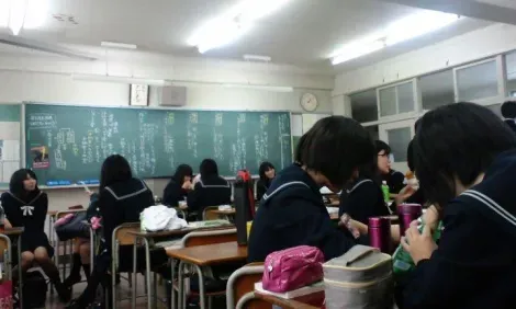 Des lycéens japonais dans leurs classe