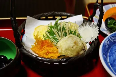 Tempura de vegetales de estación en la comida Shojin Ryori.