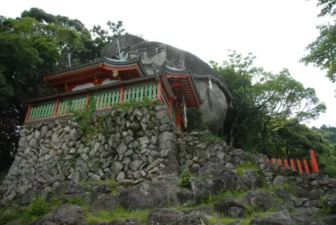 La pierre des dieux du sanctuaire primitif Kamikura Jinja