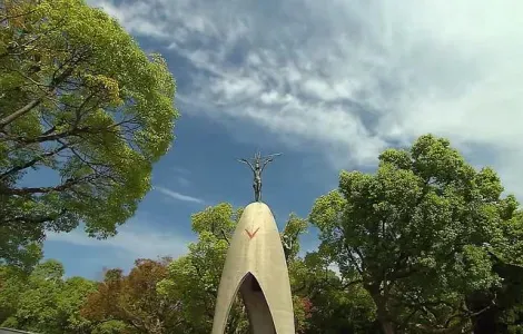 El monumento a la paz de los niños está situado en el centro del parque de la paz de Hiroshima.