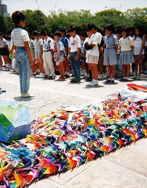 Con los origamis en forma de grulla, los estudiantes le rinden homenaje a todos los niños desaparecidos con la bomba de Hiroshima.