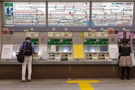 Exemple de guichets de métro à Tokyo