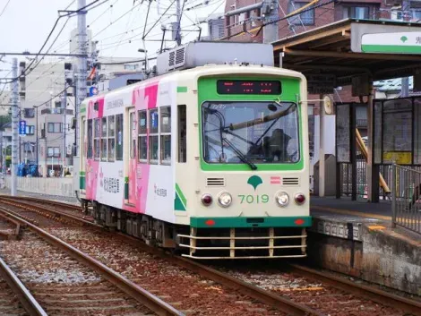 La station Kishibojin-mae de la Toden Arakawa avec un vieux tramway série 7000.