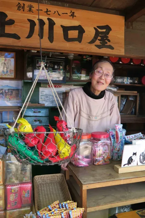 Aux mains de la famille Kamikawaguchi-ya depuis 1781, ce petit magasin propose toujours des sucreries aux enfants du temple Kishimojin