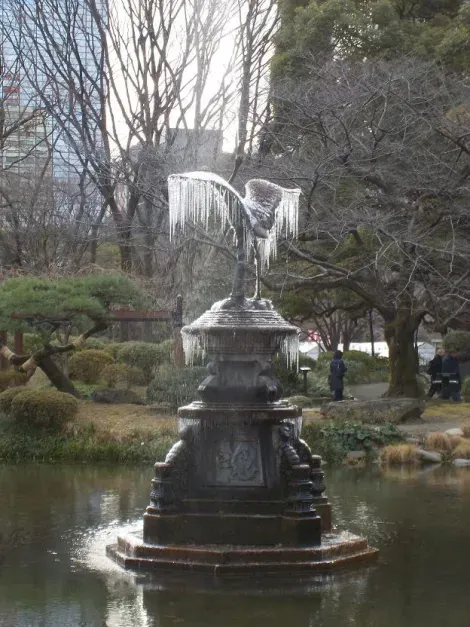 Au cœur de l'hiver, la fontaine se couvre de gel au parc Hibiya