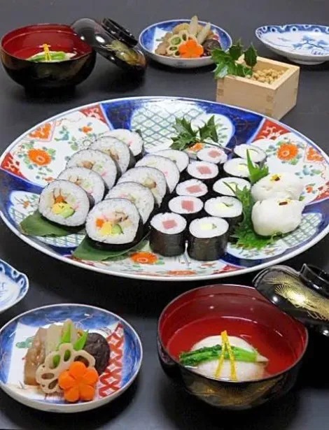 Une assiette de maki zushi