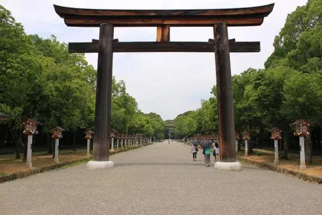 L'un des deux torii, à l'entrée du sanctuaire