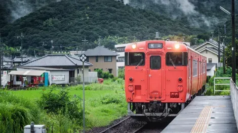 Train arrivant en gare de Bizen Ichinomiya, Okayama.
