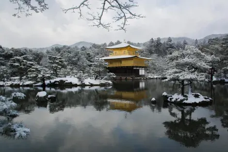 Le pavillon doré sous la neige à Kyoto