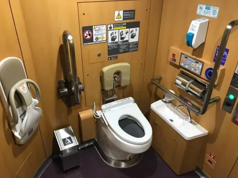 Toilettes adaptées dans un train