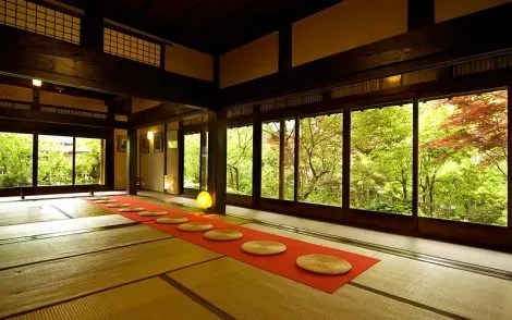 Salle d'exposition ouvert sur un jardin zen