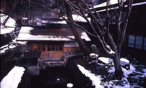 Le bain extérieur du ryokan Hoshi