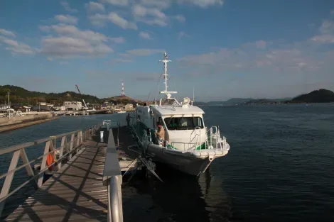 Bateau au port de Honmura pour la première relation du matin jusqu'à Uno.