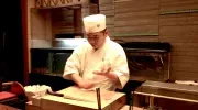 Il sushiyasan (sushi chef) del ristorante Gou a Fukuoka.