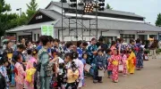 Bambini, adulti, adolescenti, il 70% dei visitatori di Himeji Yukata Matsuri indossare un yukata.