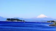 L'île d'Enoshima avec en arrière-plan le mont Fuji