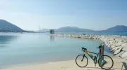 La ruta para bicis Shimanami Kaido pasa por muchas playas.
