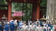 La procession du festival Yayoi arrive au sanctuaire Futarasan Jinja à Nikko