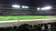 Un match de football au stade Nissan de Yokohama, vu du premier étage des tribunes