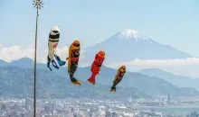 Koinobori flottant dans le ciel devant le Mont Fuji
