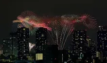 With the Sumida Matsuri, rockets Bay compete for the title of most impressive fireworks Tokyo fire.