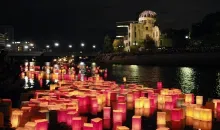Lámparas de la ceremonia memorial sobre el río Motoyasugawa.