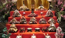 Una collezione di bambole dato durante il matsuri hina.