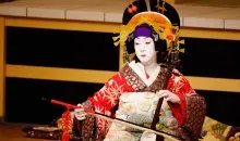Ein Onnagata, ein auf weibliche Rollen spezialisierter Schauspieler im Kabuki-Theater