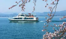 De nombreux bateaux emmènent naviguer sur le lac Biwa depuis Otsu.