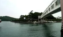 Un pont suspendu relie Toba à l'île des perles de Mikimoto.