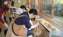Atelier de tour de potier à Shigaraki.