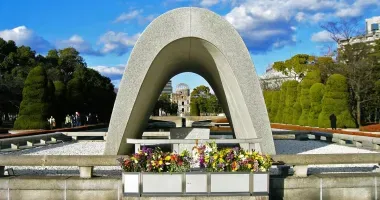 Cenotafio en el cual están escrito los nombres de las víctimas.