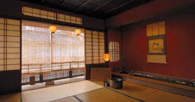 Acogedor interior de la casa de té Shima.