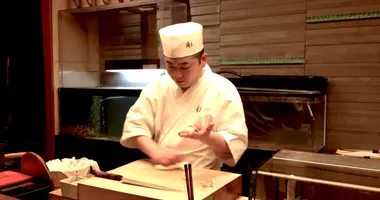 Le sushiyasan (chef sushi) du restaurant Gou, à Fukuoka.