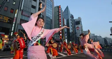 El desfile de apertura del Ueno Natsu Matsuri dura dos horas y media