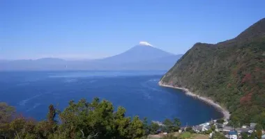 La côte orientale d'Izu offre des paysages marins de toute beauté, avec en fond, la silhouette du Mont Fuji.