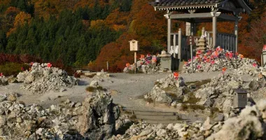 Le mont Osore, temple et monticules de pierres en automne