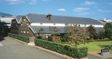 El edificio del museo de la destilería de sake Hakutsuru