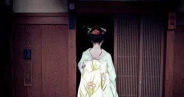 Geisha à l'entrée d'une maison de thé dans le quartier de Gion, à Kyoto