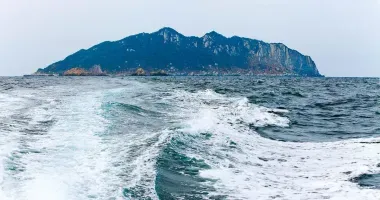 L'île d'Okinoshima (préfecture de Fukuoka, Kyushu) vue depuis la mer