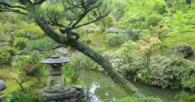 Lampe de pierre dans le jardin Yoshiki-en