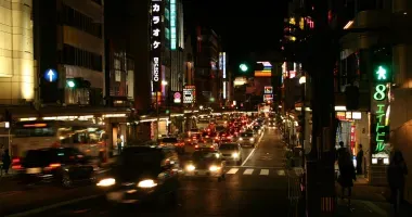 Le quartier Katamachi de Kanazawa, illuminé à la nuit tombée