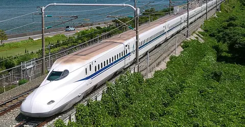 Shinkansen Nozomi circulant en extérieur Shinkansen Nozomi circulant en extérieur
